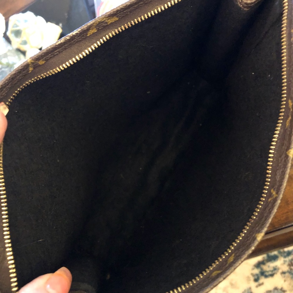 Louis Vuitton Cosmetic Bag 🖤 - Picture 3 of 6